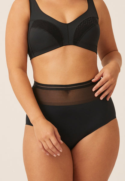 Voorzijde van vrouw die de hoge slip met mesh detail in de kleur zwart van het merk Naturana draagt