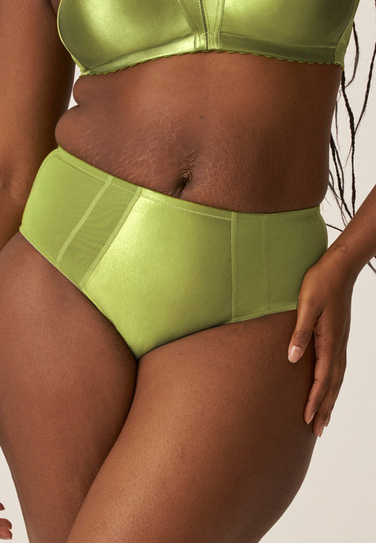 Voorzijde van vrouw die de minimizer slip met glans in de kleur Moss van het merk Naturana draagt