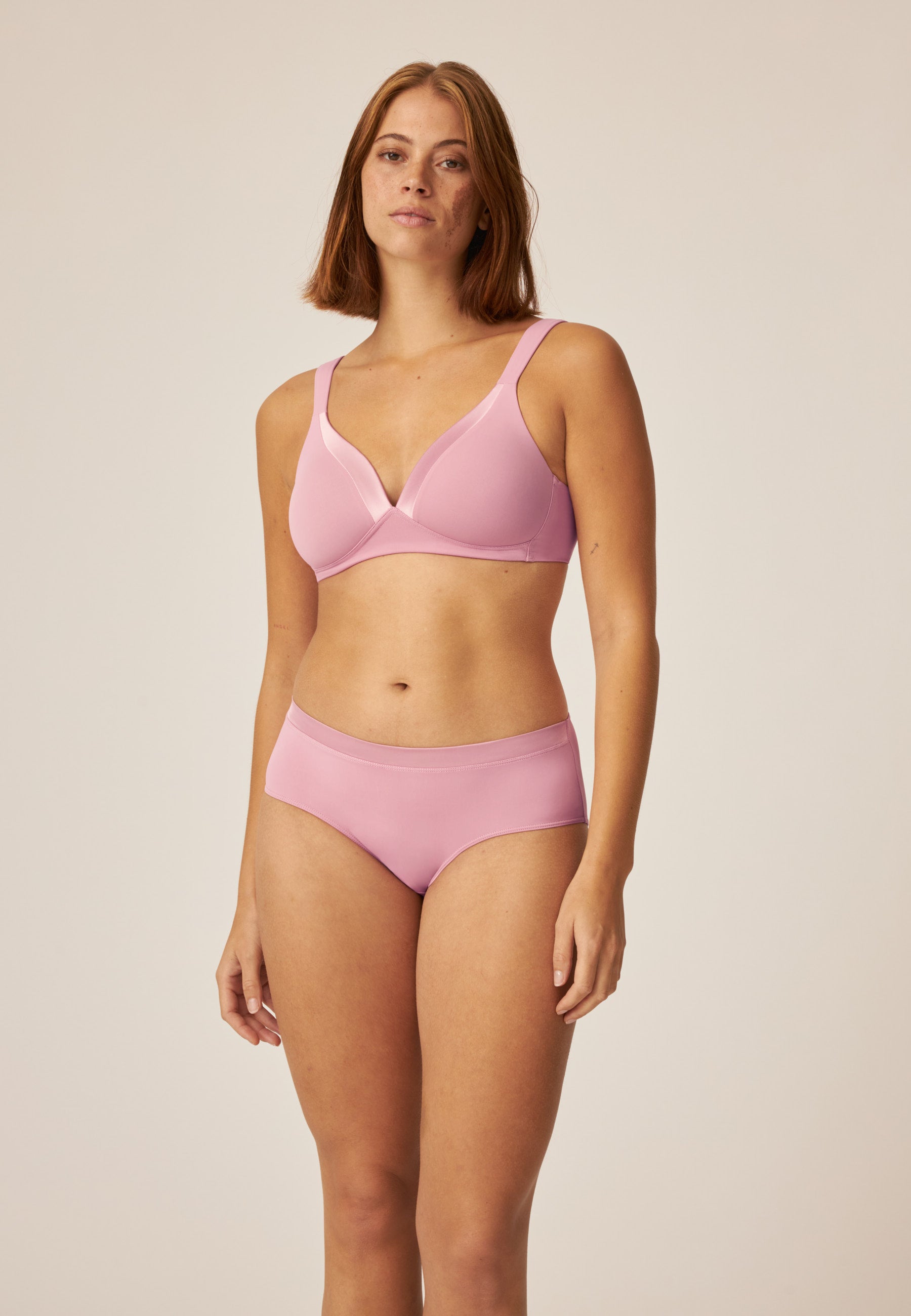 Voorzijde van vrouw die de soft bh met glansband en slip met glansband in de kleur smoked orchid van het merk Naturana draagt