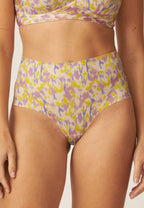 Voorzijde van vrouw die de side smoother bh en high waist slip in de kleur smoked orchid print van het merk Naturana draagt