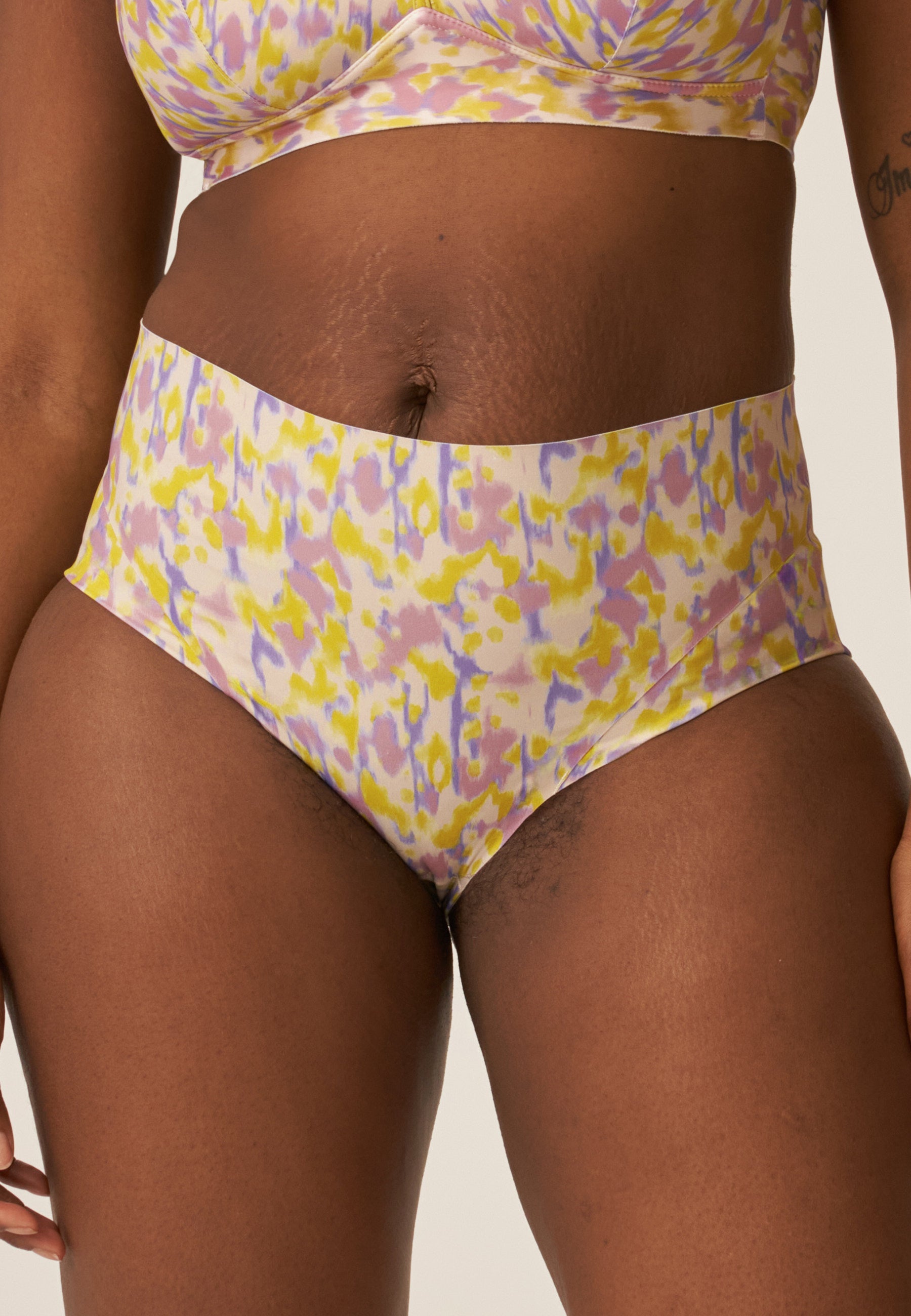 Voorzijde van vrouw die de side smoother bh en high waist slip in de kleur smoked orchid print van het merk Naturana draagt