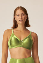 Voorzijde van vrouw die de minimizer bh met glanzend patroon in de kleur moss van het merk Naturana draagt