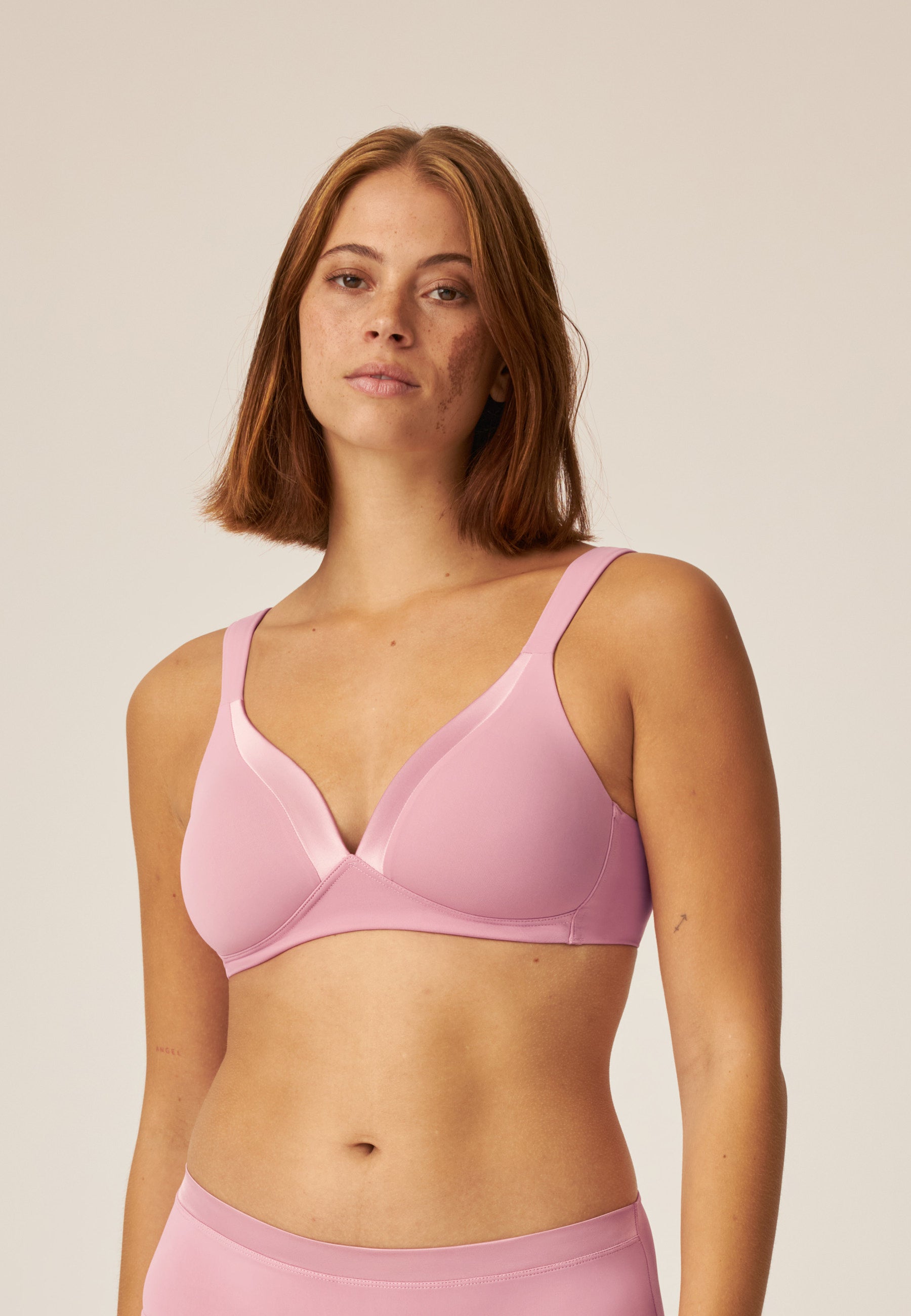 Voorzidje van vrouw die de soft bh met glansband in de kleur smoked orchid van het merk Naturana draagt