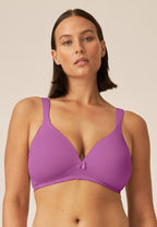 Voorzijde van vrouw die de soft bh met brede bandjes in de kleur purple orchid van het merk Naturana draagt
