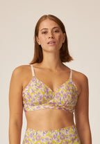 Voorzijde van vrouw die de side smoother bh in de kleur smoked orchid print van het merk Naturana draagt