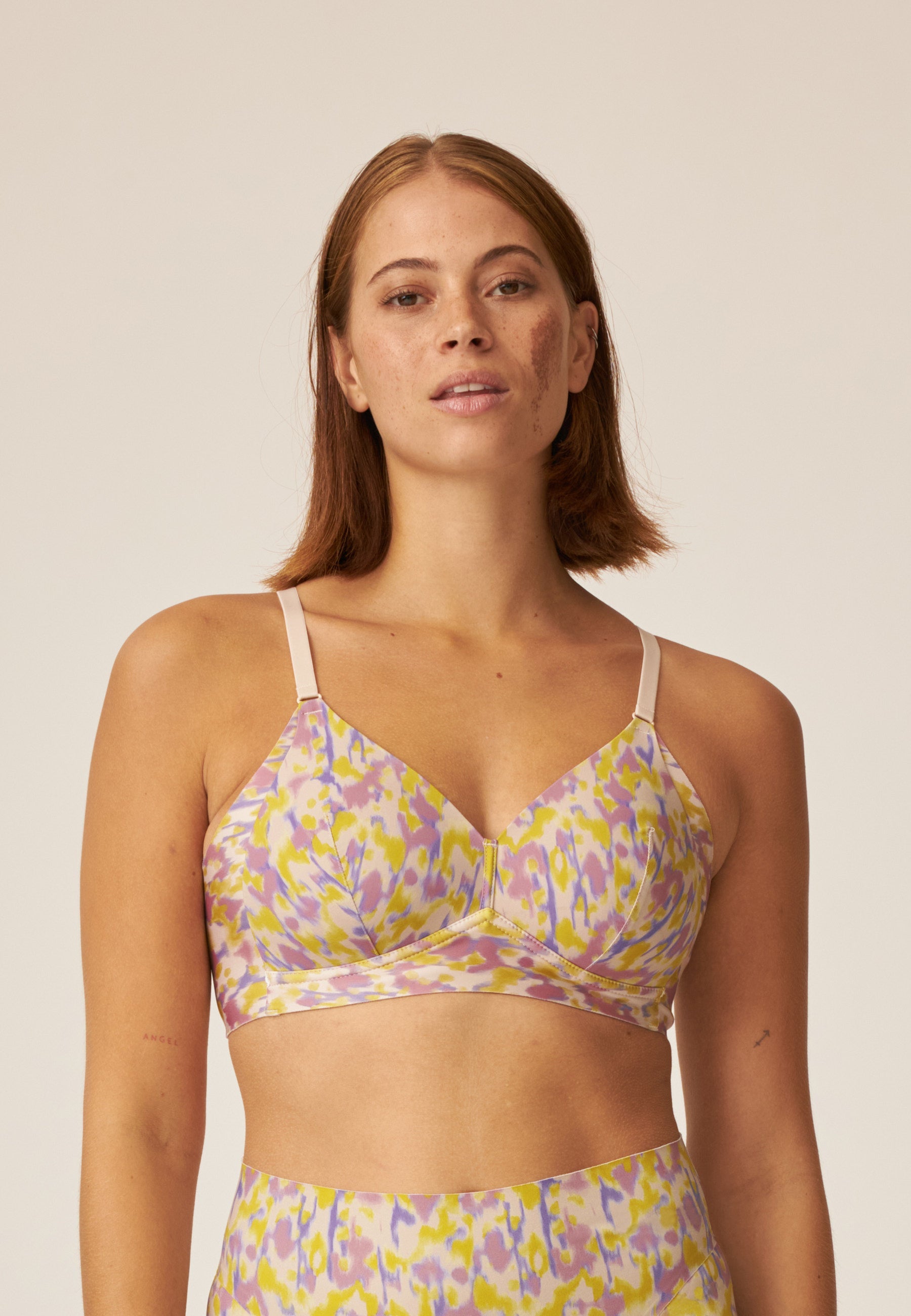 Voorzijde van vrouw die de side smoother bh in de kleur smoked orchid print van het merk Naturana draagt