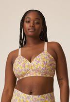 Voorzijde van vrouw die de side smoother bh in de kleur smoked orchid print van het merk Naturana draagt