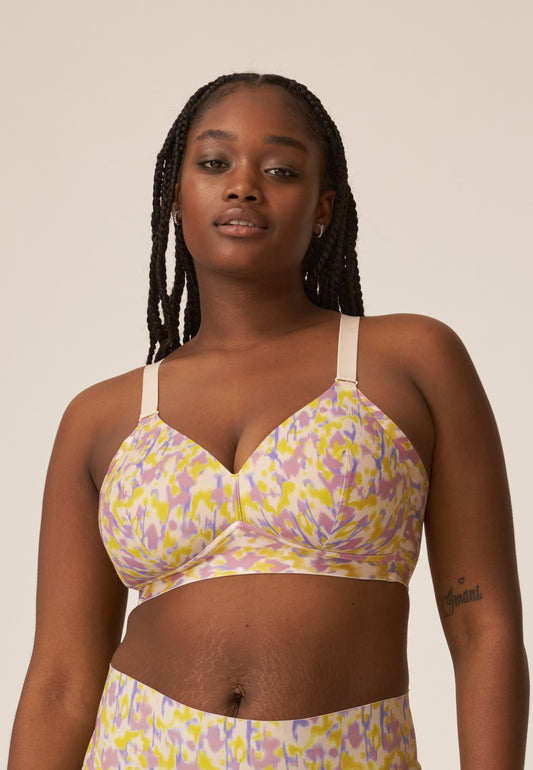 Voorzijde van vrouw die de side smoother bh in de kleur smoked orchid print van het merk Naturana draagt