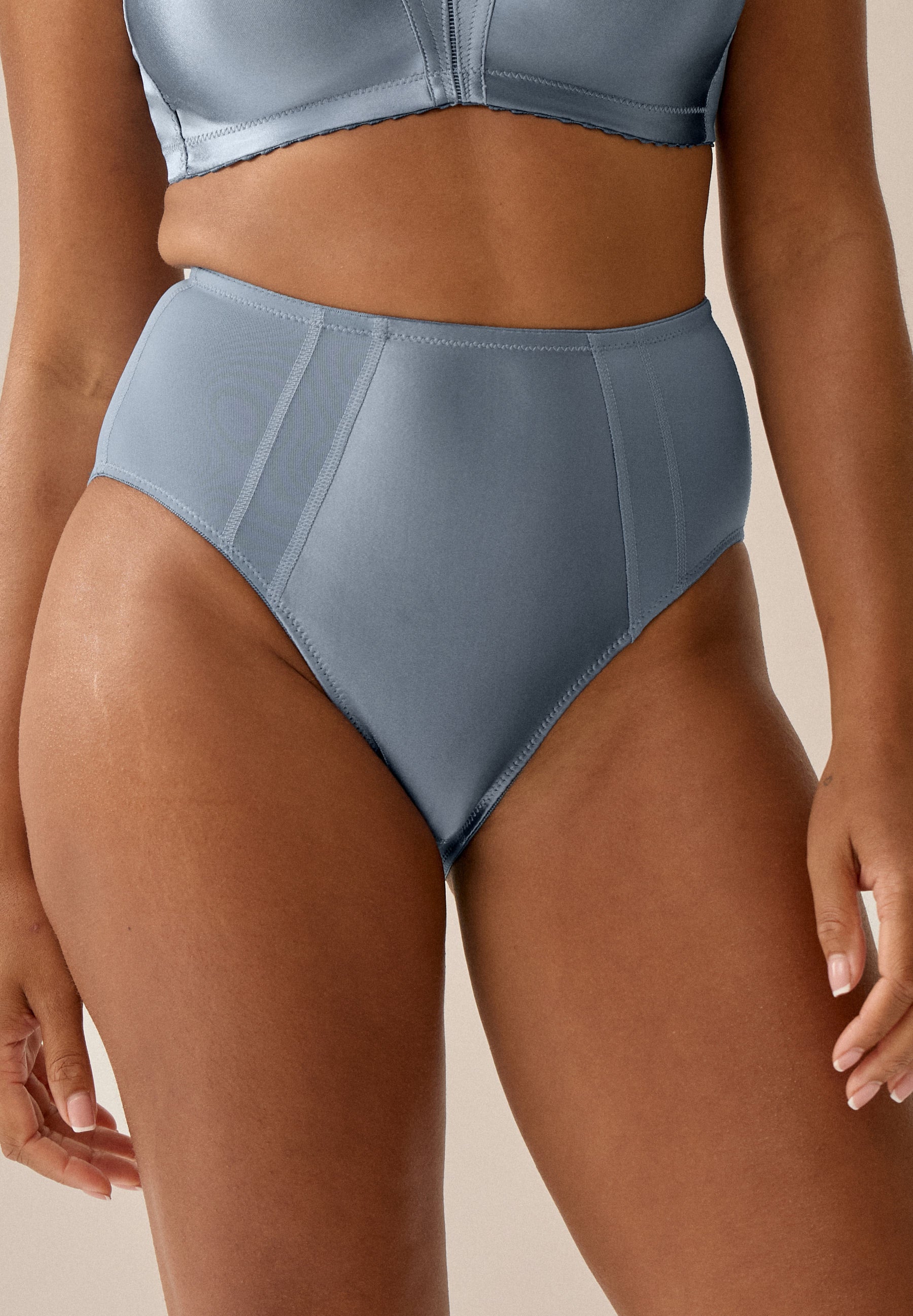 Voorzijde van vrouw die de glanzende minimizer slip in de kleur moonlight blue van het merk Naturana draagt