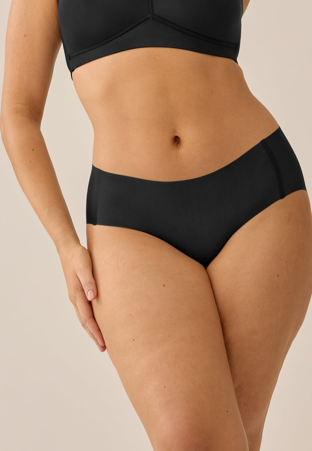 Voorzijde van vrouw die de slip one size in de kleur zwart van het merk Naturana draagt