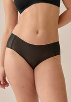 Voorzijde van vrouw die de slip one size in de kleur zwart van het merk Naturana draagt