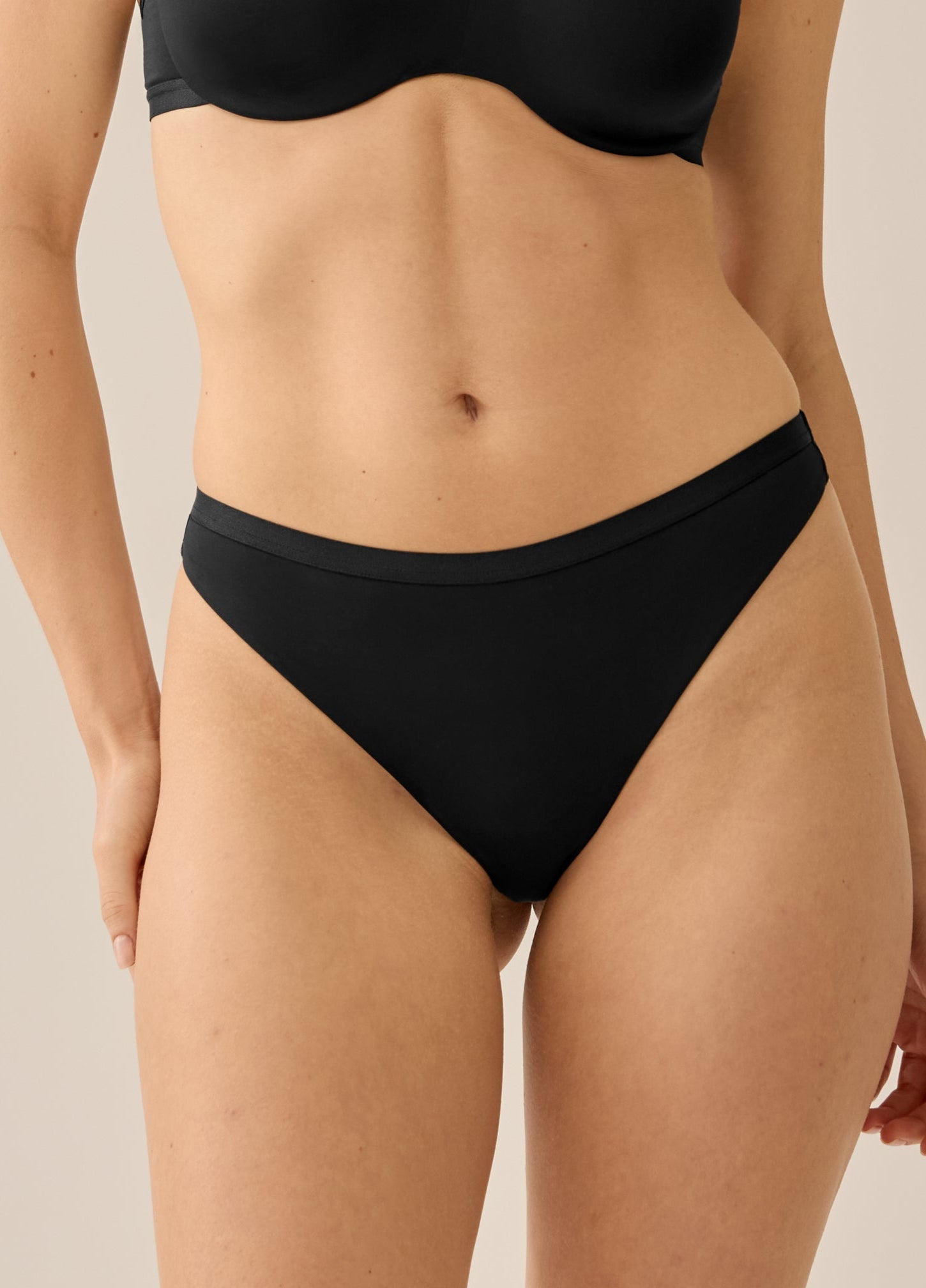 Voorzijde van vrouw die de string in de kleur zwart van het merk Naturana draagt
