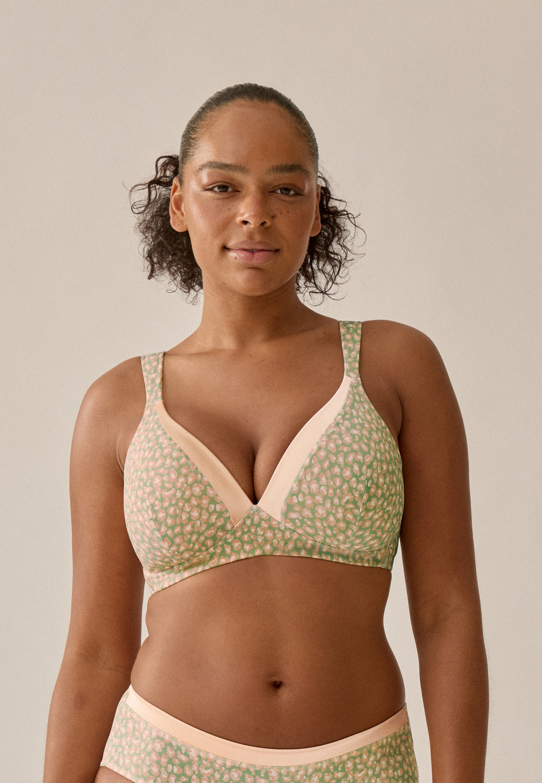Voorzijde van vrouw die de soft bh met glansband in de kleur rose olive van het merk Naturana draagt