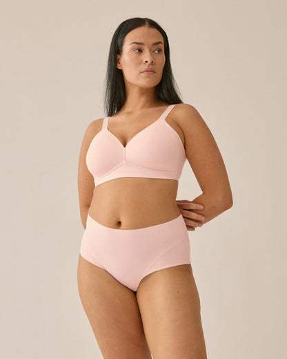 Voorzijde van vrouw die de side smoother bh en high waist slip in de kleur blush van het merk Naturana draagt