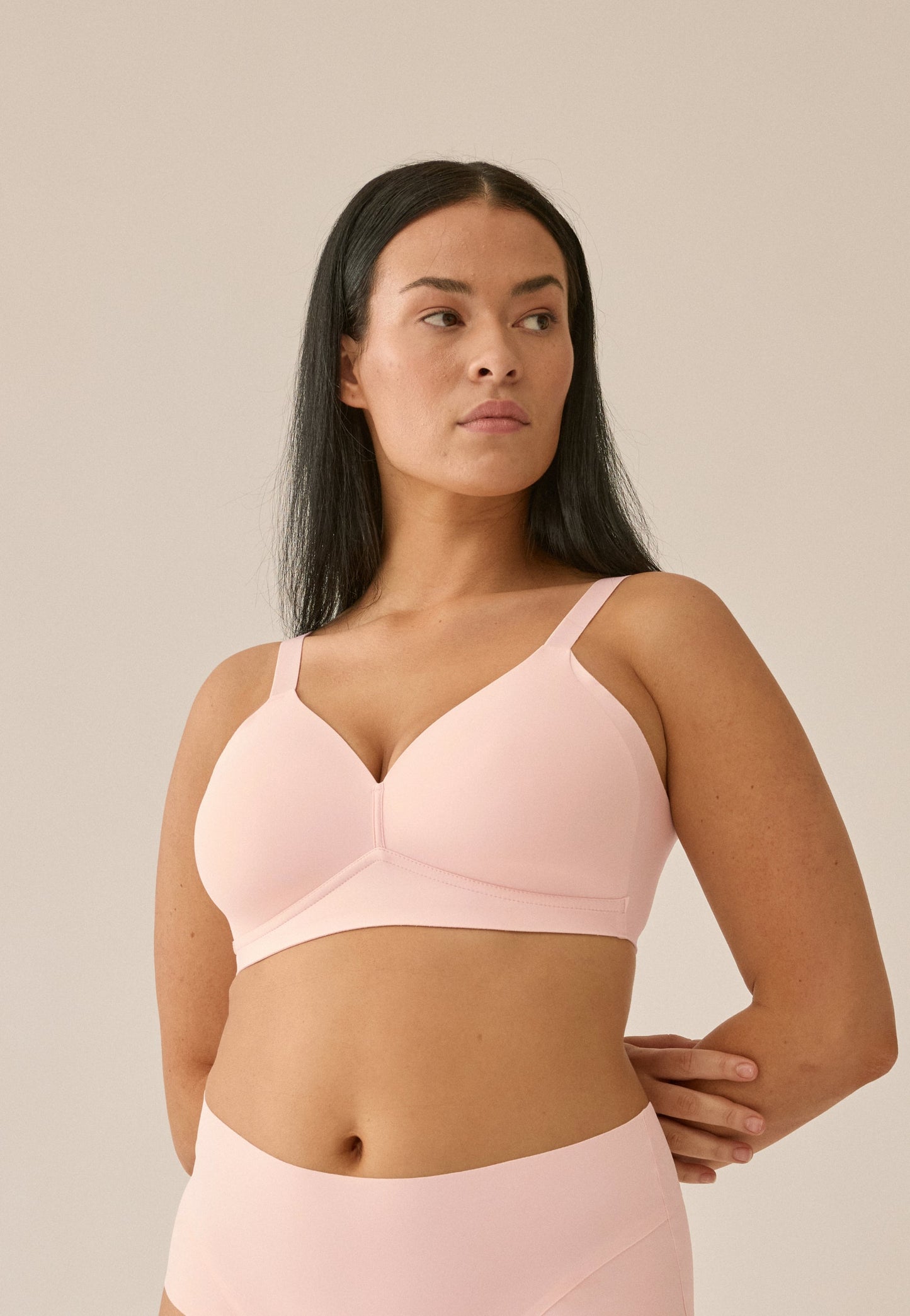 Voorzijde van vrouw die de side smoother bh zonder beugel in de kleur blush van het merk Naturana draagt