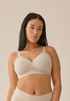 Voorzijde van vrouw die de side smoother bh zonder beugel in de kleur beige van het merk Naturana draagt