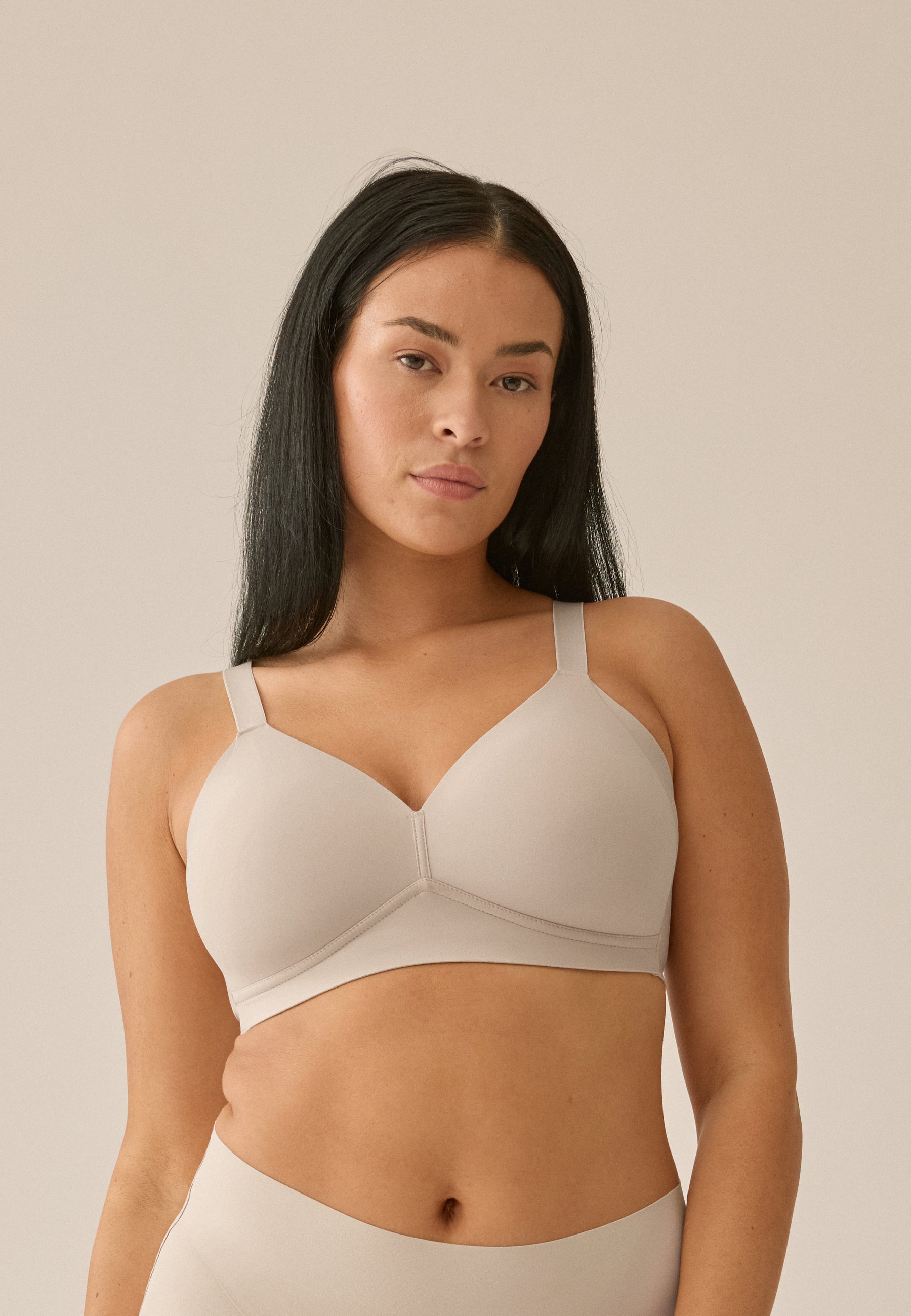 Voorzijde van vrouw die de side smoother bh zonder beugel in de kleur beige van het merk Naturana draagt