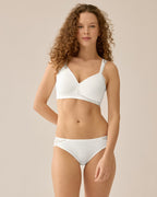 Voorzijde van vrouw die de side smoother bh met kant en slip met kant in de kleur ecru van het merk Naturana draagt