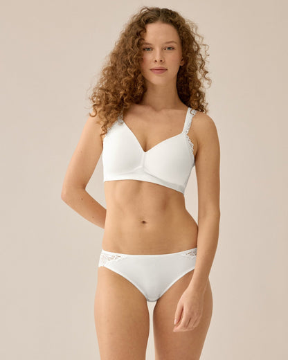 Voorzijde van vrouw die de side smoother bh met kant en slip met kant in de kleur ecru van het merk Naturana draagt