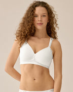Voorzijde van vrouw die de side smoother bh met kant in de kleur ecru van het merk Naturana draagt