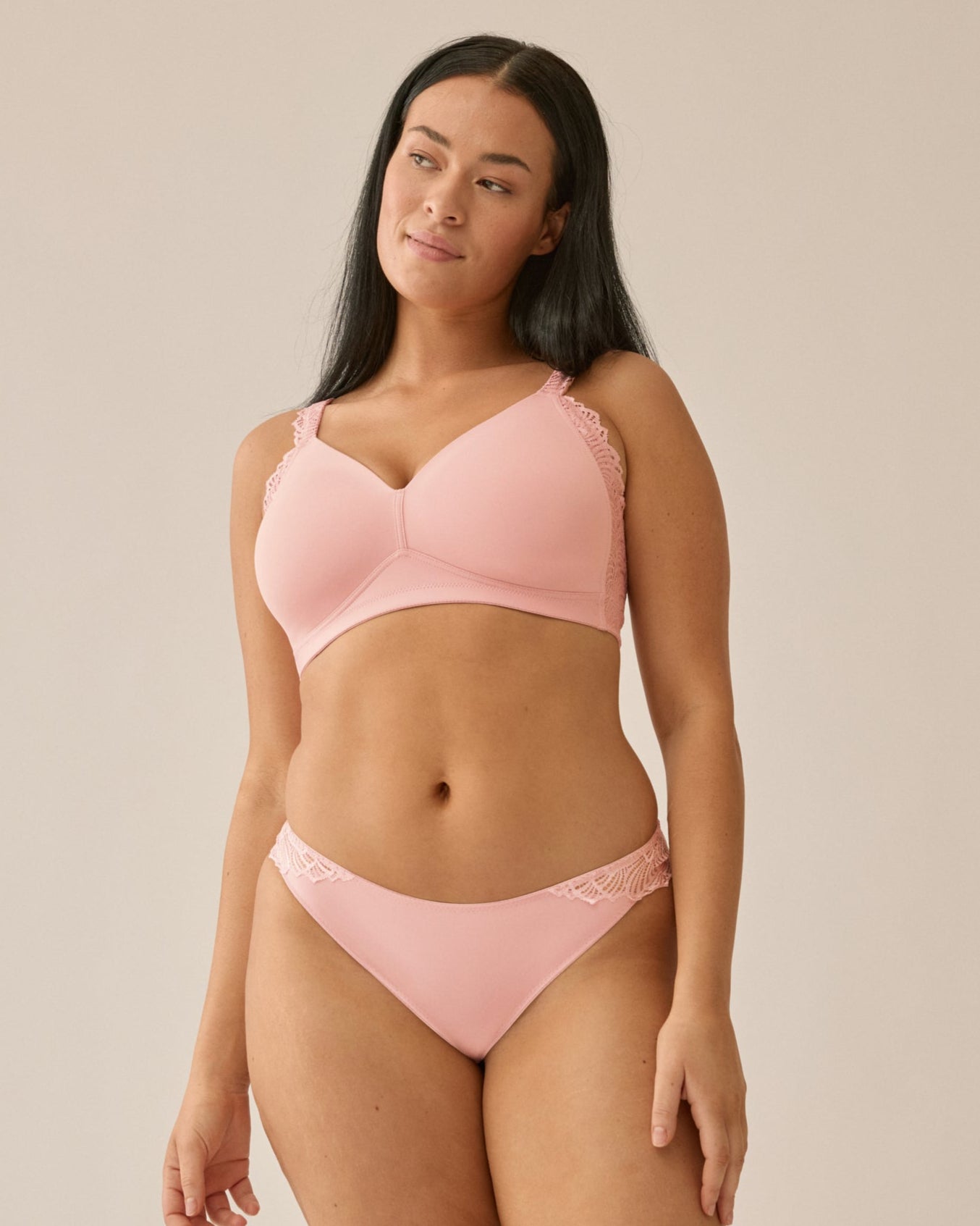 Voorzijde van vrouw die de side smoother bh met kant in de kleur pink rose van het merk Naturana draagt
