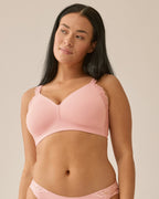 Voorzijde van vrouw die de side smoother bh met kant in de kleur pink rose van het merk Naturana draagt