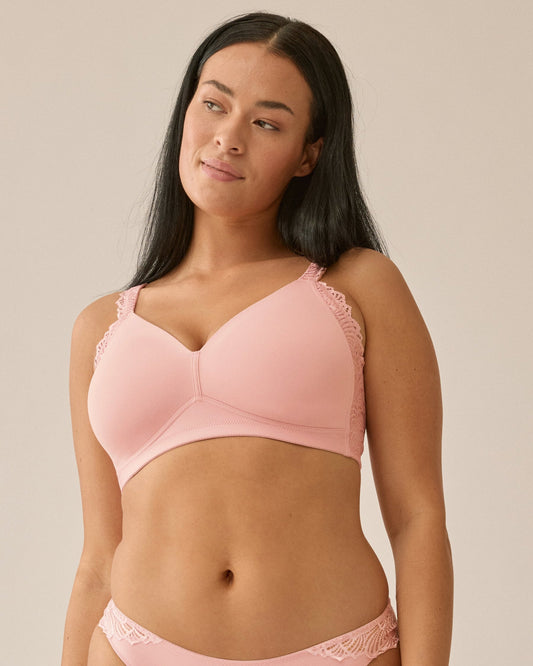 Voorzijde van vrouw die de side smoother bh met kant in de kleur pink rose van het merk Naturana draagt