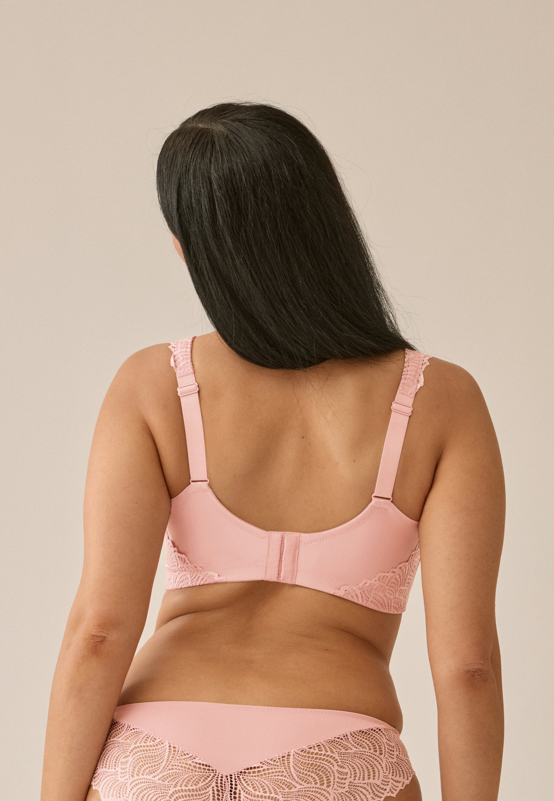Voorzijde van vrouw die de side smoother met kant in de kleur pink rose van het merk Naturana draagt