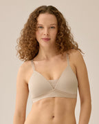 Voorzijde van vrouw die de voorgevormde soft bh met mesh detail in de kleur beige van het merk Naturana draagt