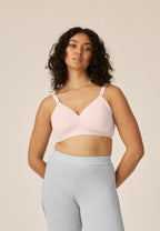 Voorzijde van vrouw die de side smoother bh in de kleur blush van het merk Naturana draagt