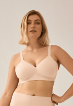 Voorzijde van vrouw die de side smoother bh in de kleur beige van het merk Naturana draagt