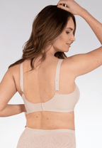 Achterzijde van vrouw die de side smoother bh in de kleur beige van het merk Naturana draagt