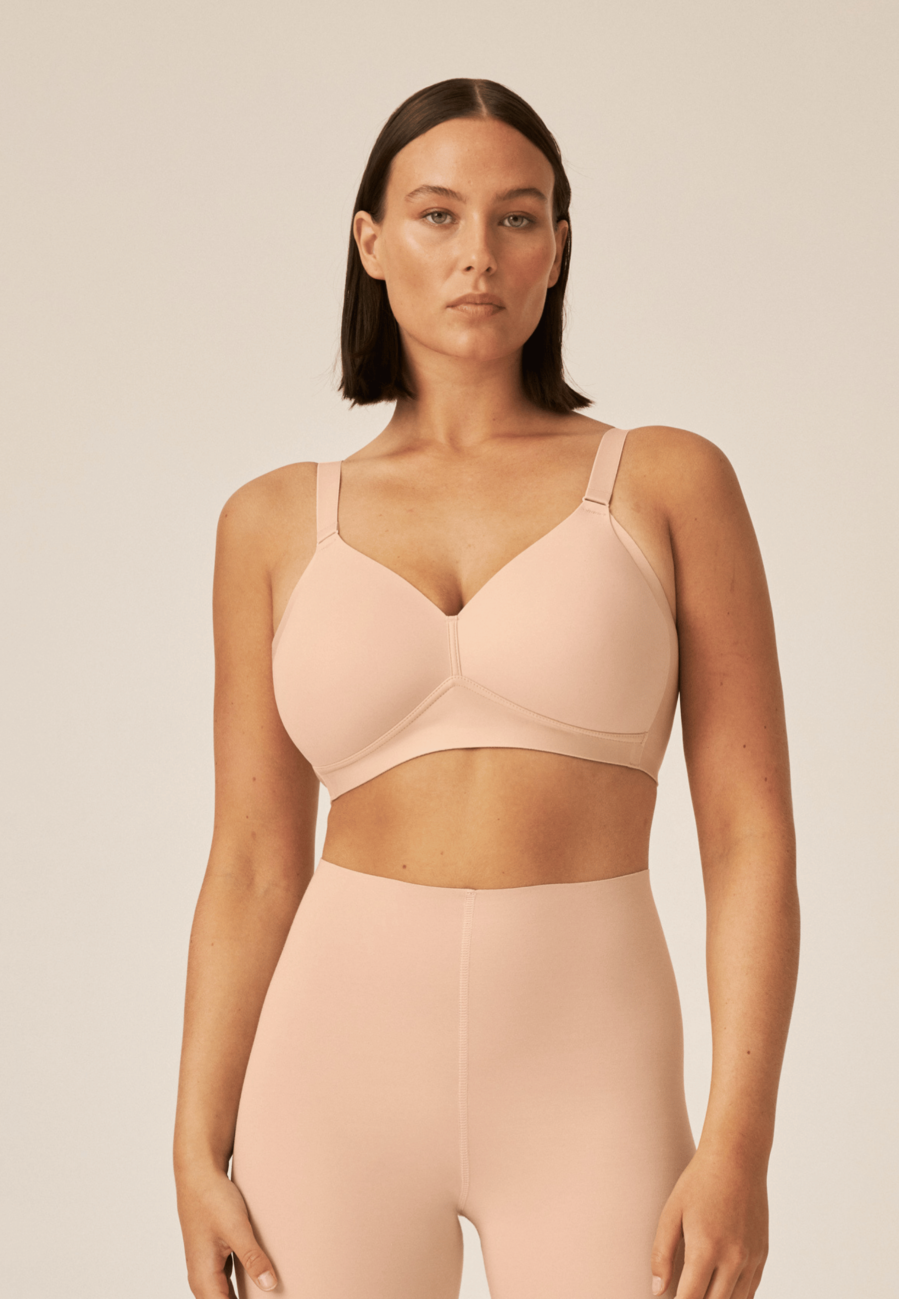 Voorzijde van vrouw die de side smoother bh in de kleur beige van het merk Naturana draagt