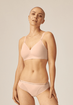 Voorzijde van vrouw die de side smoother bh in de kleur beige van het merk Naturana draagt