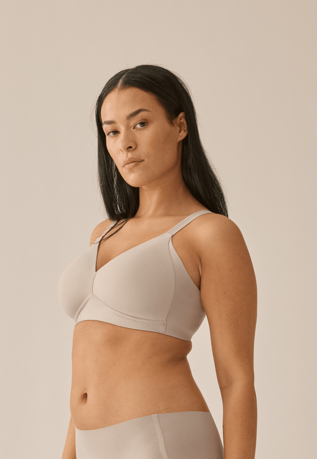 Zijde van vrouw die de side smoother bh in de kleur beige van het merk Naturana draagt