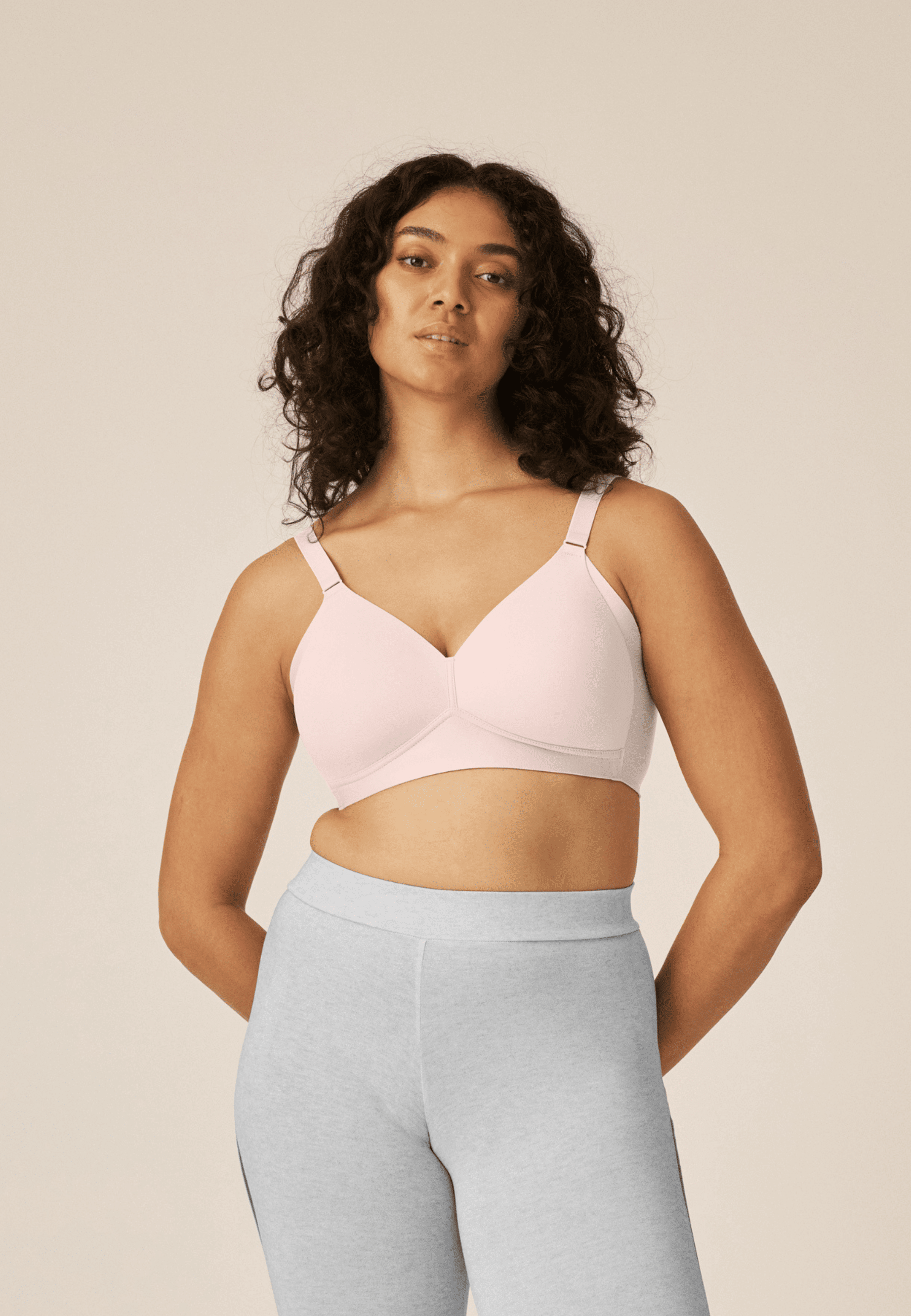 Voorzijde van vrouw die de side smoother bh in de kleur blush van het merk Naturana draagt
