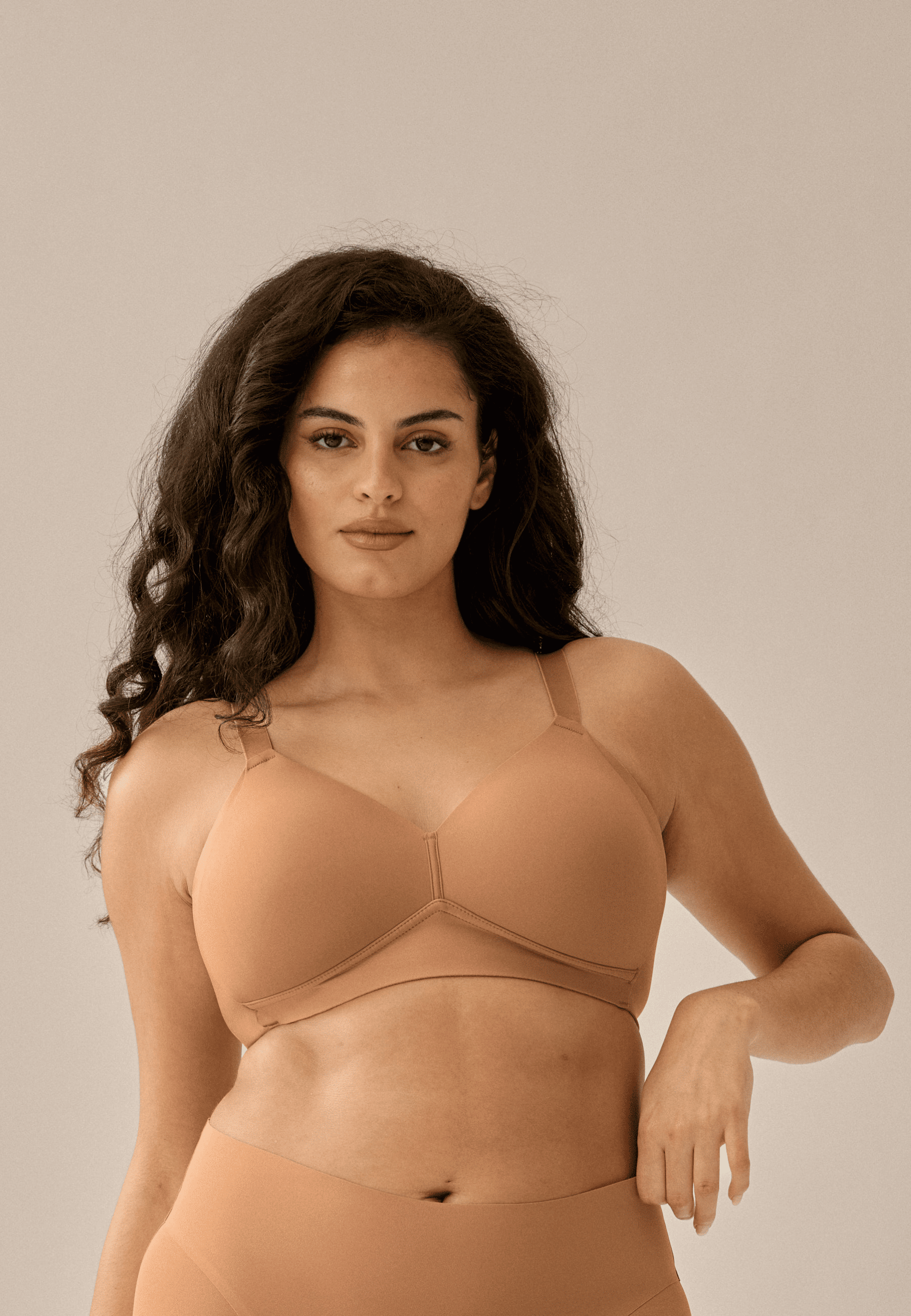 Voorzijde van vrouw die de side smoother in de kleur caramel van het merk Naturana draagt