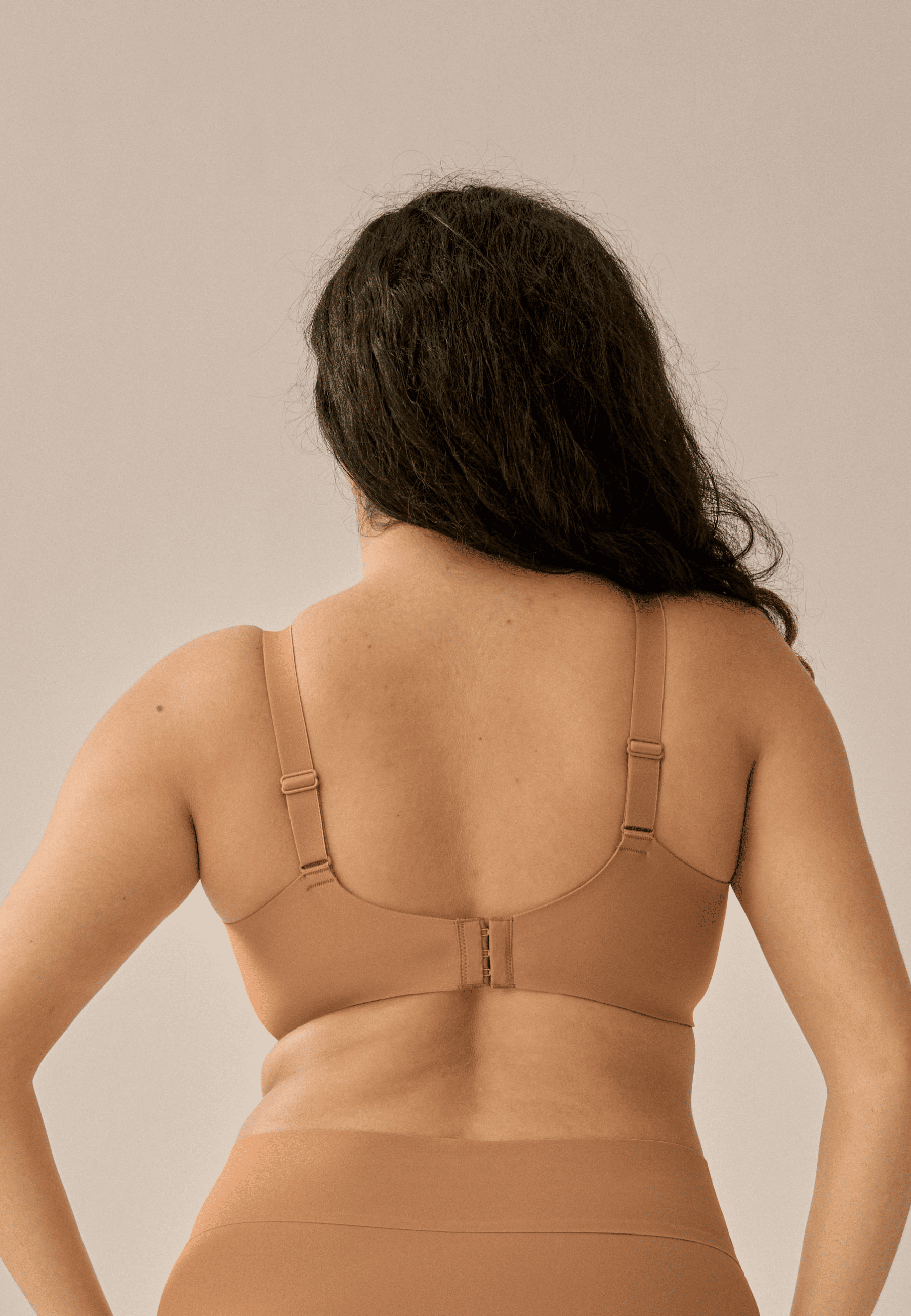 Achterzijde van vrouw die de side smoother in de kleur caramel van het merk Naturana draagt
