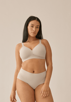 Voorzijde van vrouw die de side smoother bh en high waist slip in de kleur beige van het merk Naturana draagt