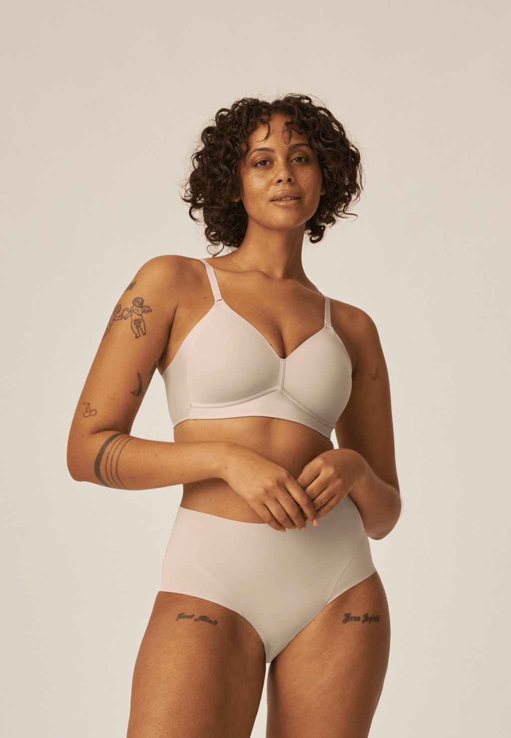 Voorzijde van vrouw die de side smoother bh en high waist slip in de kleur beige van het merk Naturana draagt