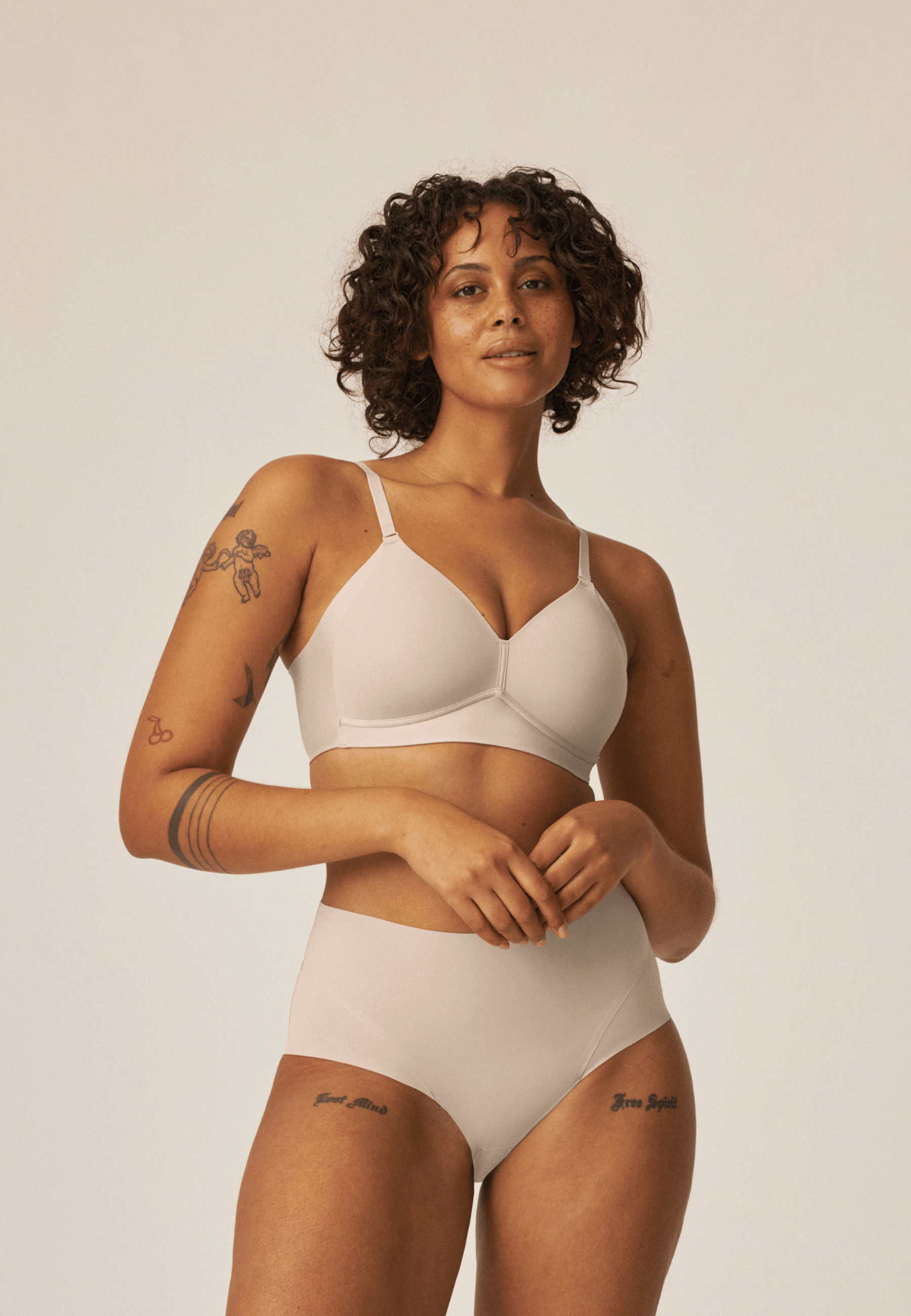 Voorzijde van vrouw die de side smoother bh en high waist slip in de kleur beige van het merk Naturana draagt