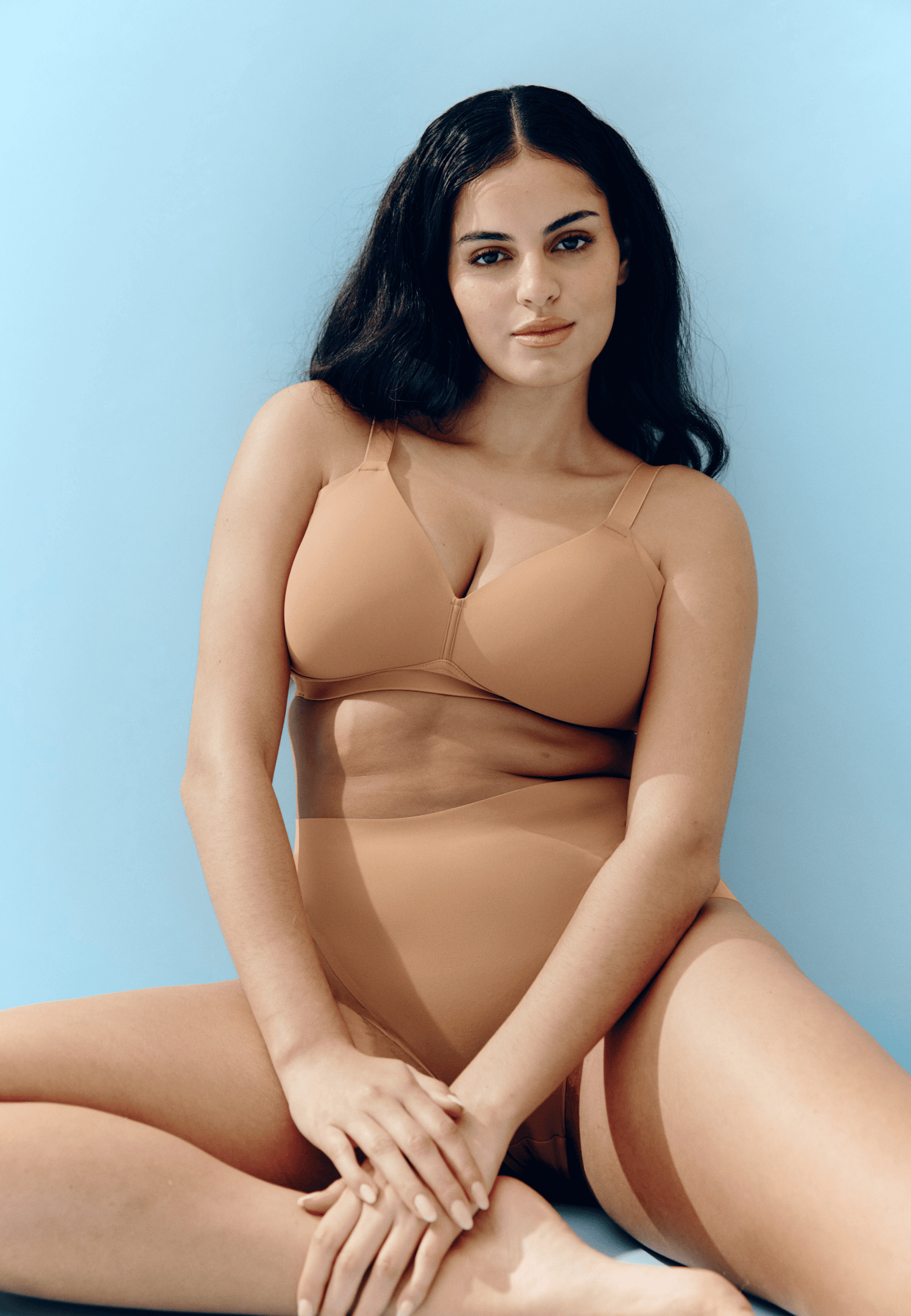 Voorzijde van vrouw die de side smoother en high waist slip in de kleur caramel van het merk Naturana draagt