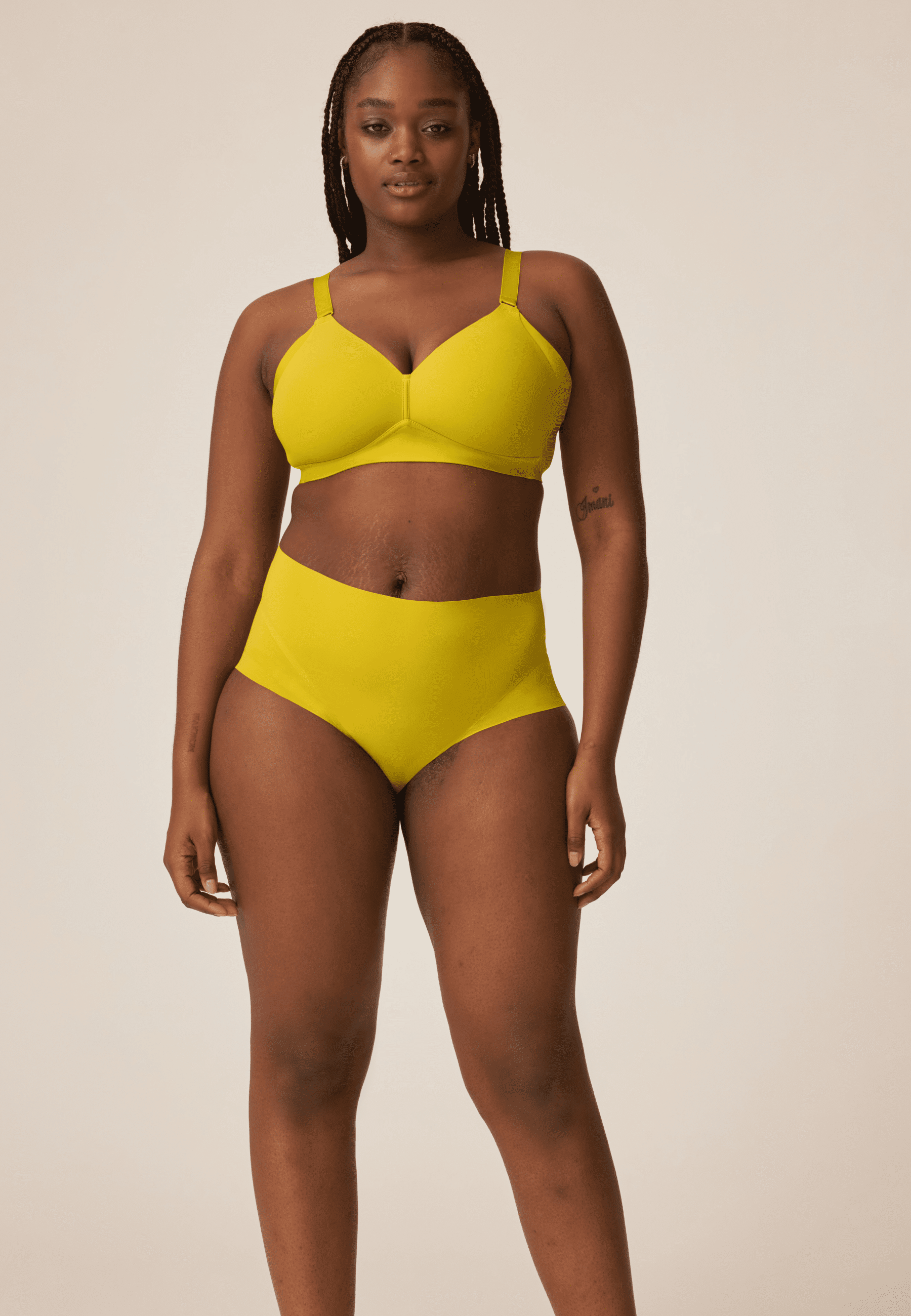 Voorzijde van vrouw die de side smoother bh en high waist slip in de kleur golden olive van het merk Naturana draagt