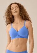 Voorzijde van vrouw die de side smoother bh in de kleur marina blue van het merk Naturana draagt