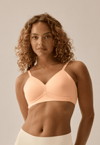 Voorzijde van vrouw die de side smoother bh in de kleur sunset van het merk Naturana draagt