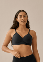 Voorzijde van vrouw die de side smoother bh in de kleur zwart van het merk Naturana draagt