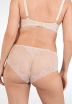 Achterzijde van vrouw die de slip met kant in de kleur wit van het merk Naturana draagt