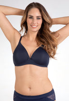 Voorzijde van vrouw die de soft bh in de kleur navy van het merk Naturana draagt