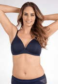 Voorzijde van vrouw die de soft bh in de kleur navy van het merk Naturana draagt