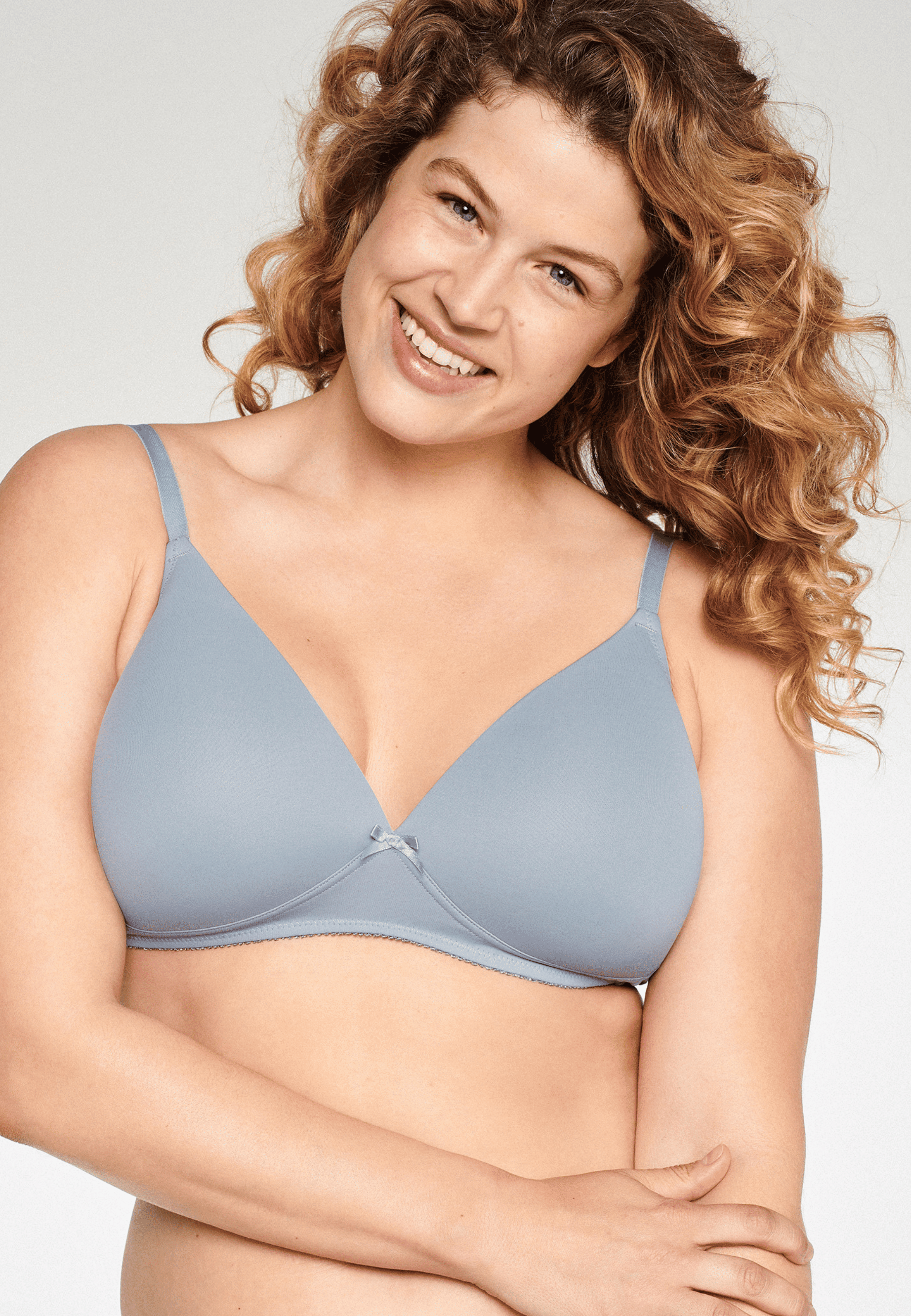 Voorzijde van vrouw die de soft bh in de kleur raindrops van het merk Naturana draagt